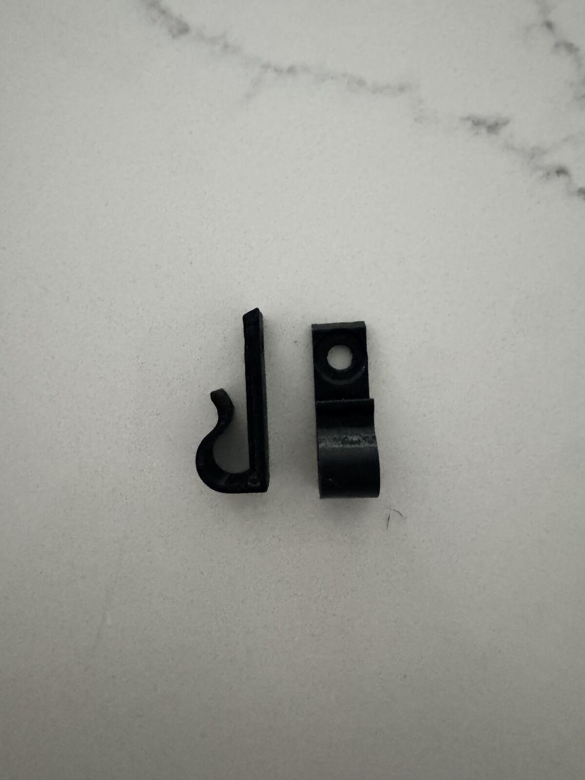 Screw mount clip for any pool cage frame